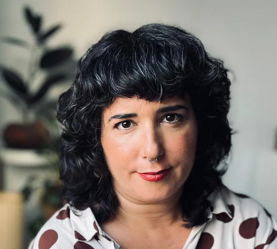 Luisa Gastón de Habitat Tenerife. Profesional de la administración de fincas en entorno de trabajo.